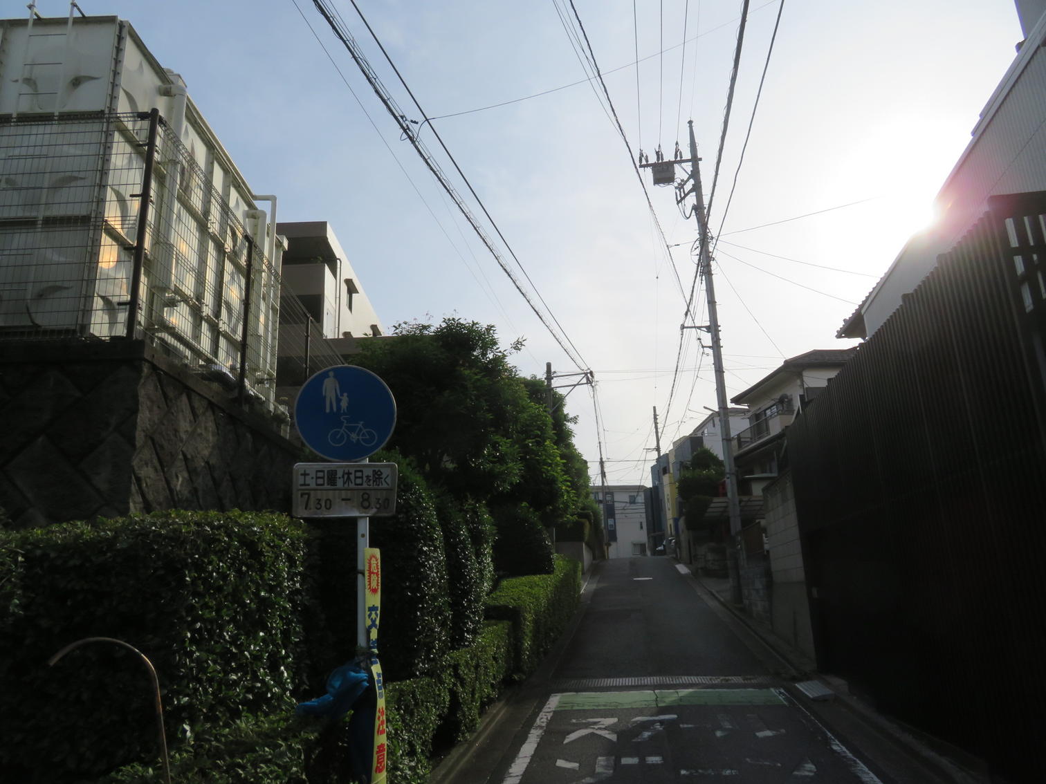 神明の細い街路