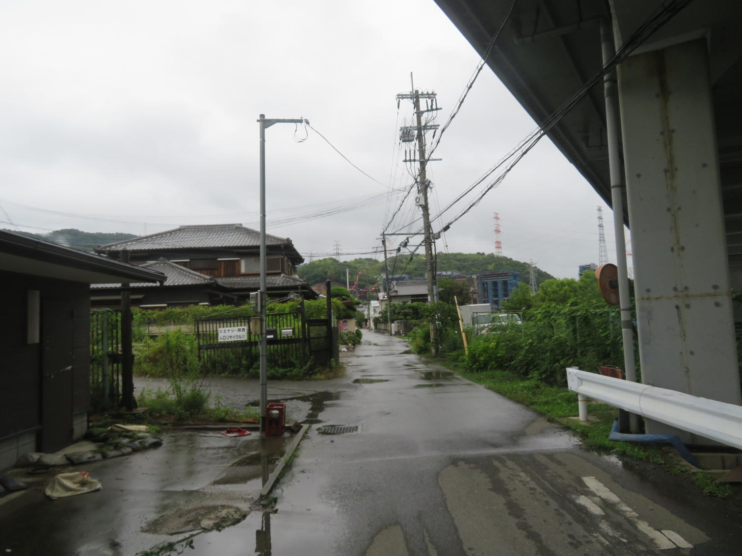 雨に濡れた高槻市梶原の道路と建設中の高架