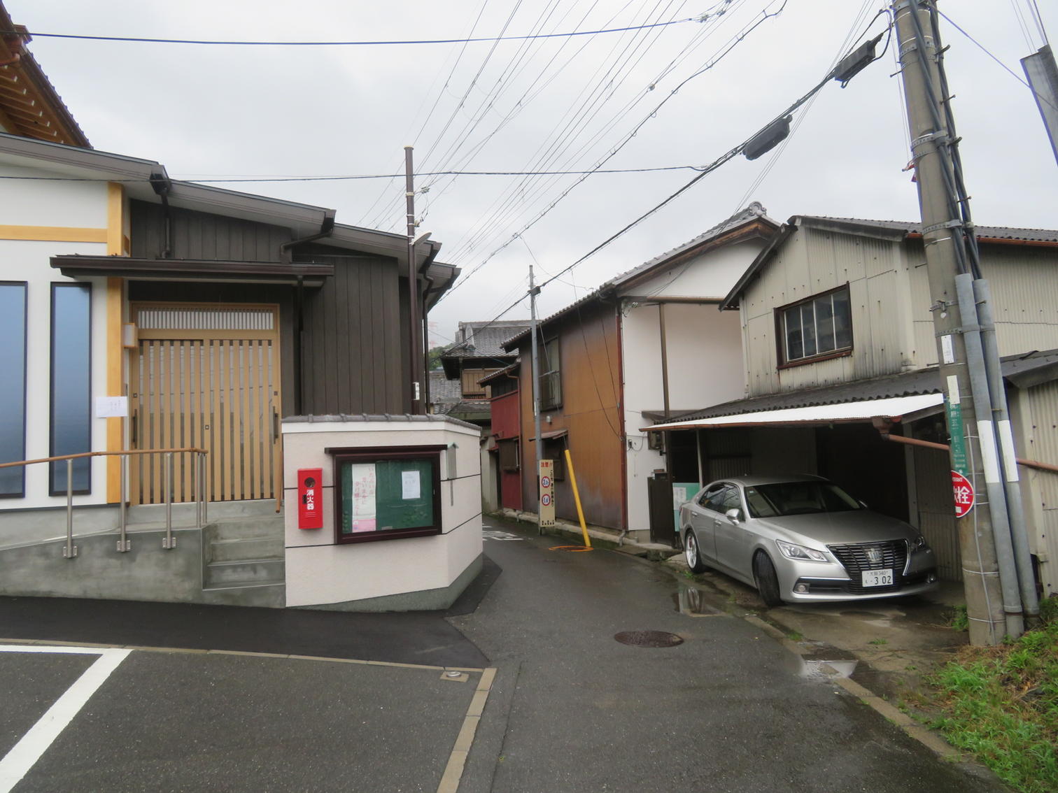梶原の西法寺脇を通る狭い道