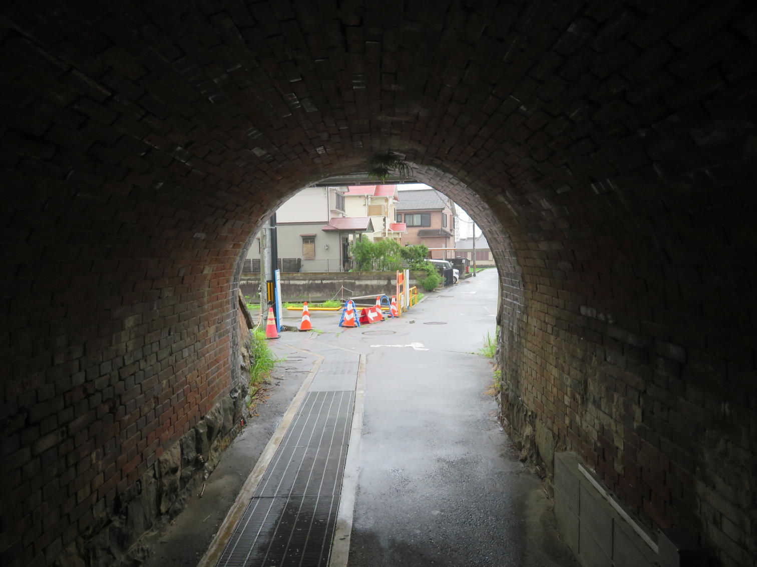 梶原に残る煉瓦造りの鉄道下通路