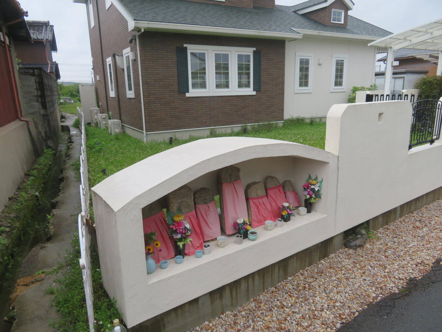 梶原の路傍に並ぶ地蔵