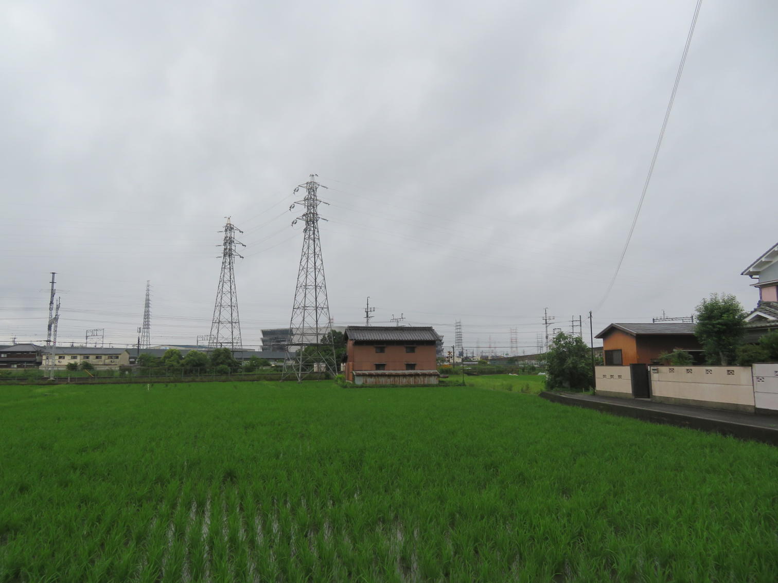 梶原の田畑と鉄道、高架、山並み
