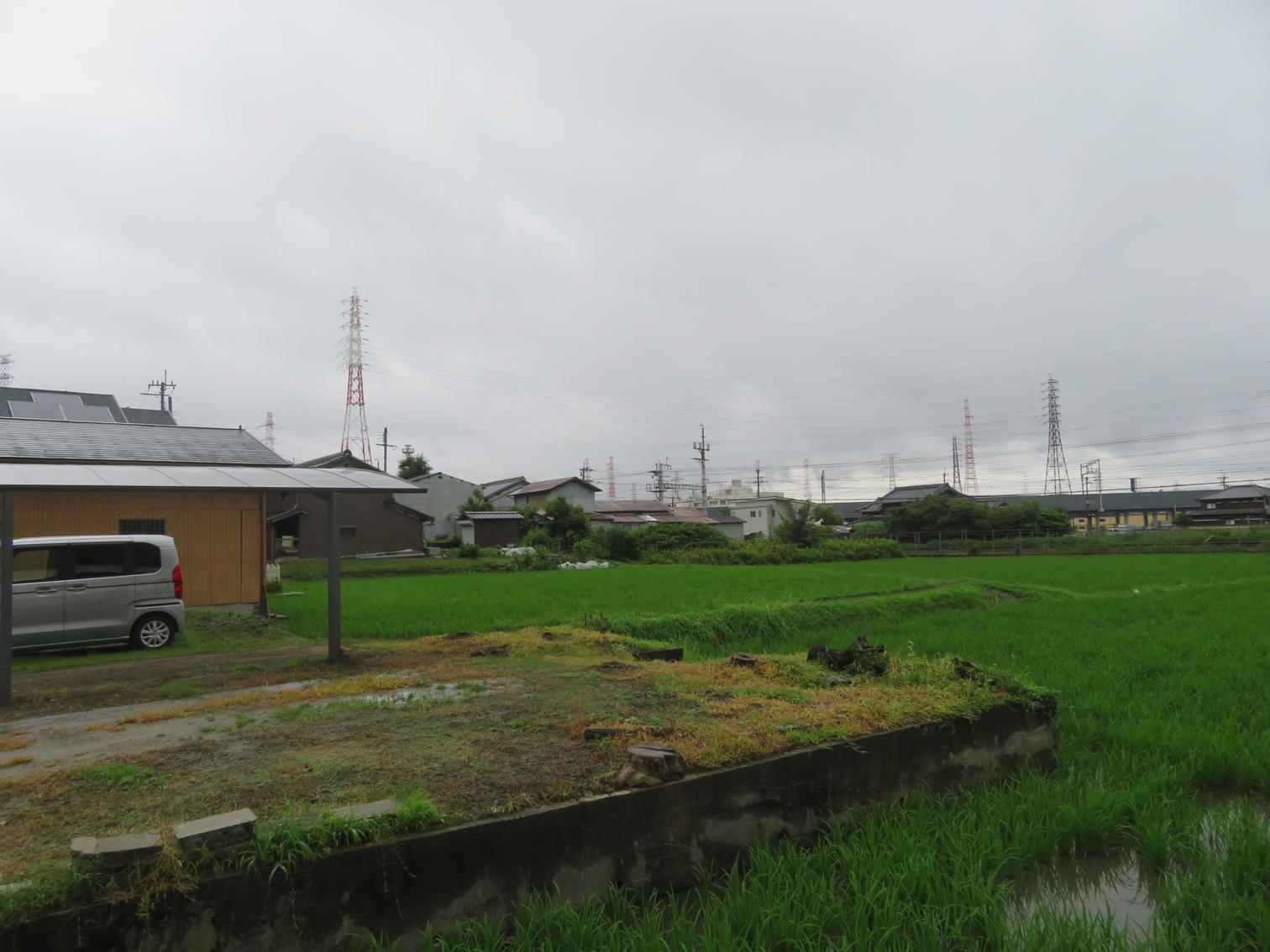田畑越しに見た高槻市梶原の集落