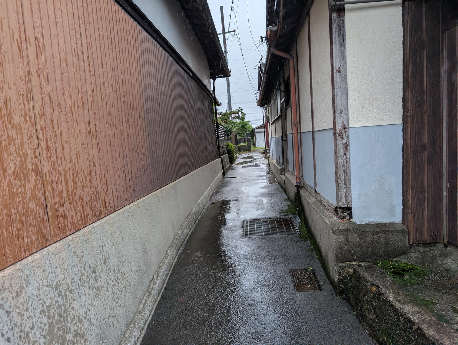 梶原の住宅の間に続く狭い路地