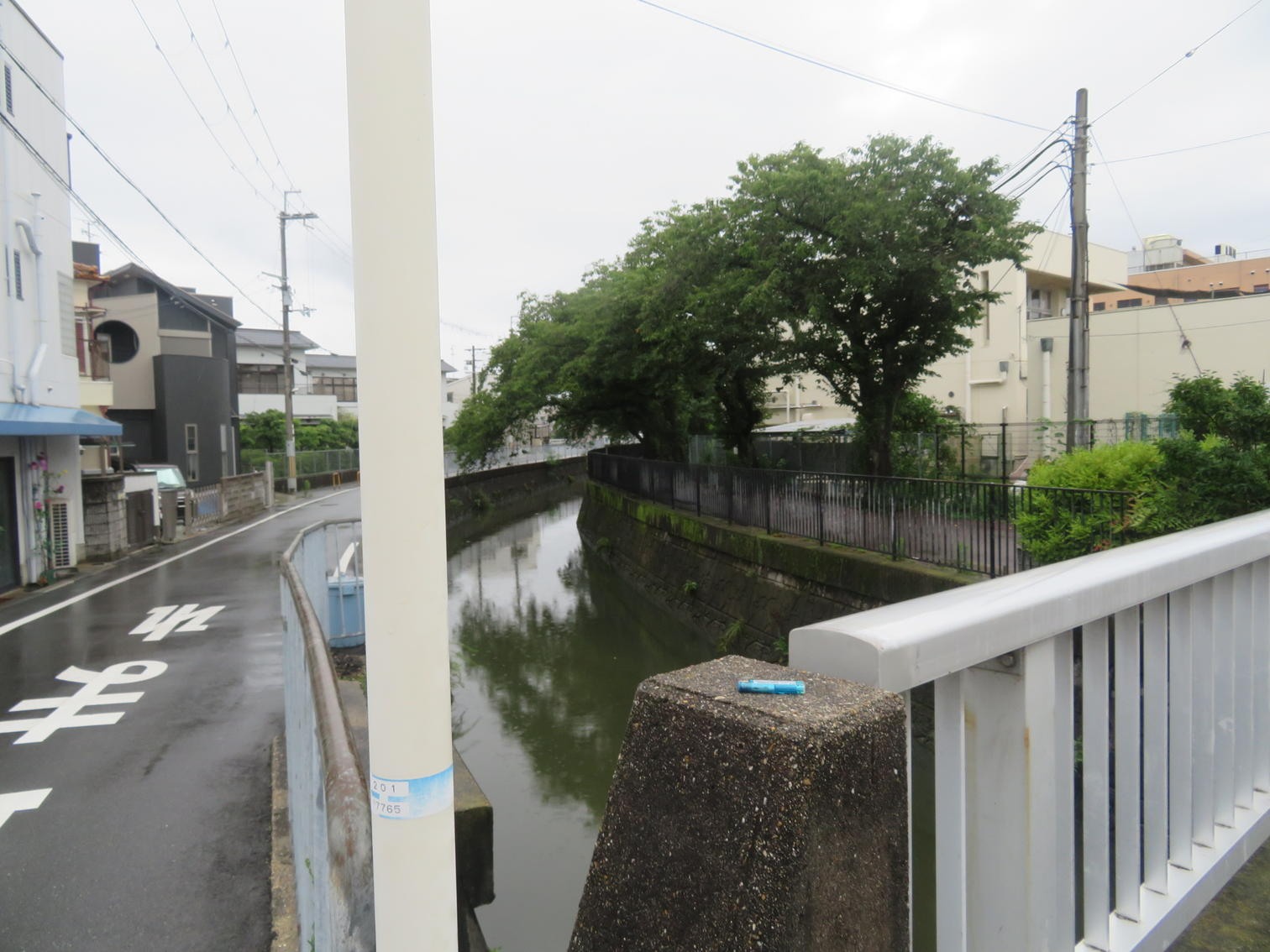 高槻市春日町の住宅地を流れる水路