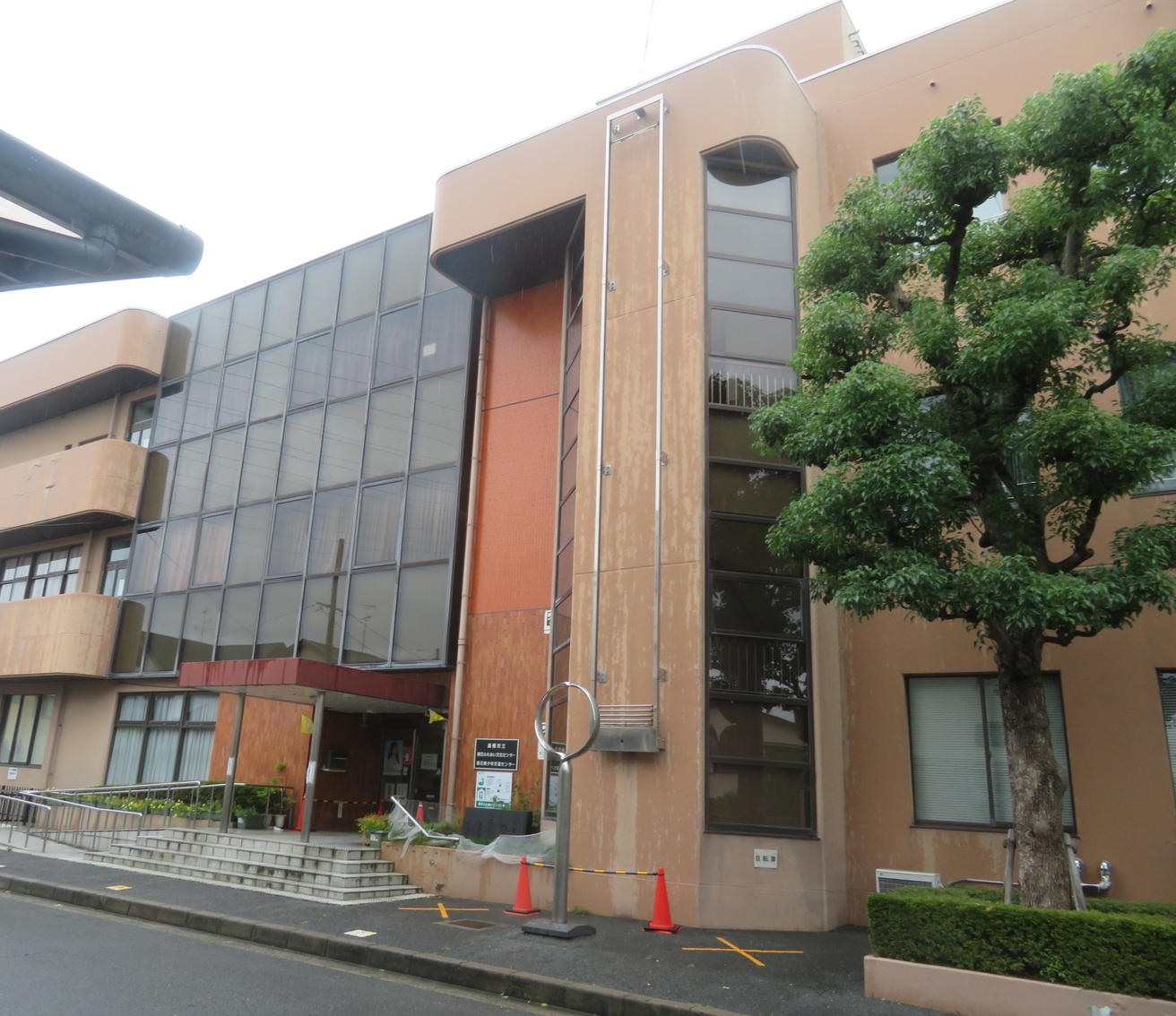 高槻市立春日ふれあい文化センターの外観