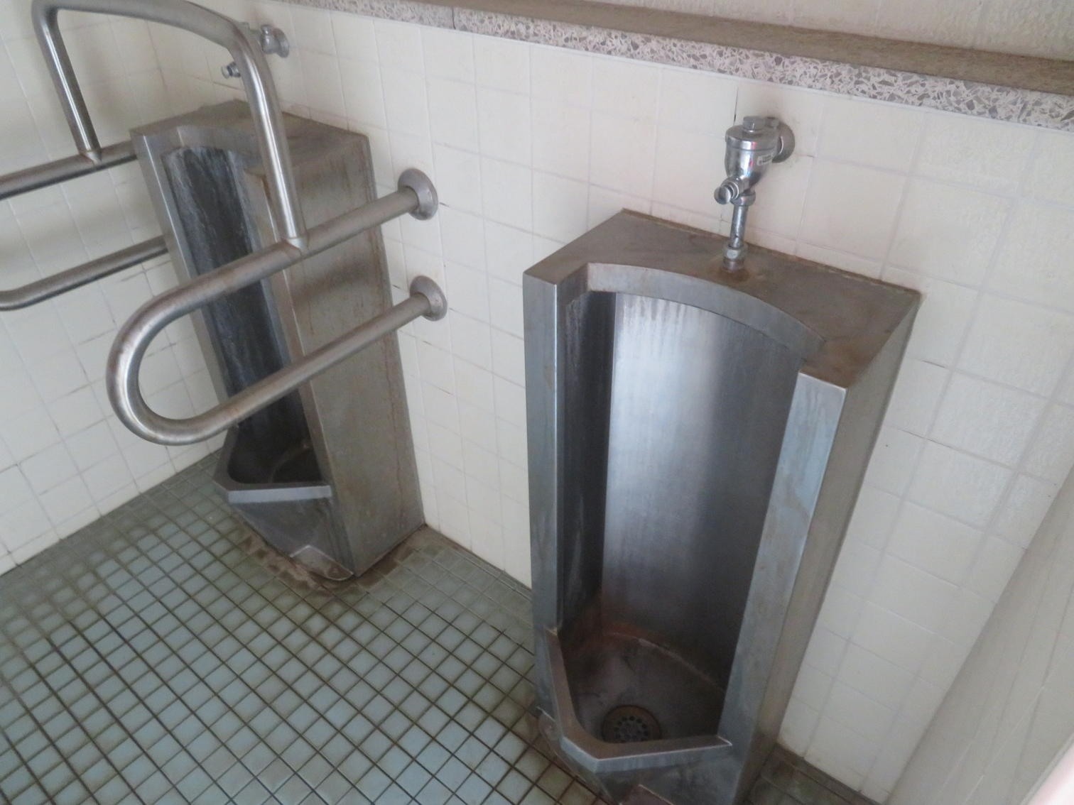 春日町公園の公衆トイレにあるステンレス製小便器