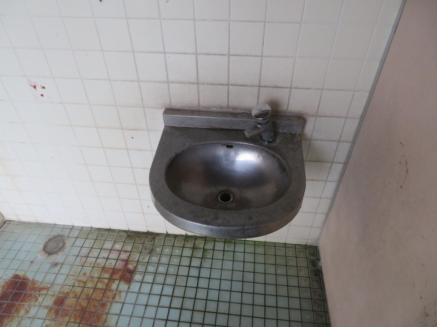 春日町公園の公衆トイレにあるステンレス製手洗い器