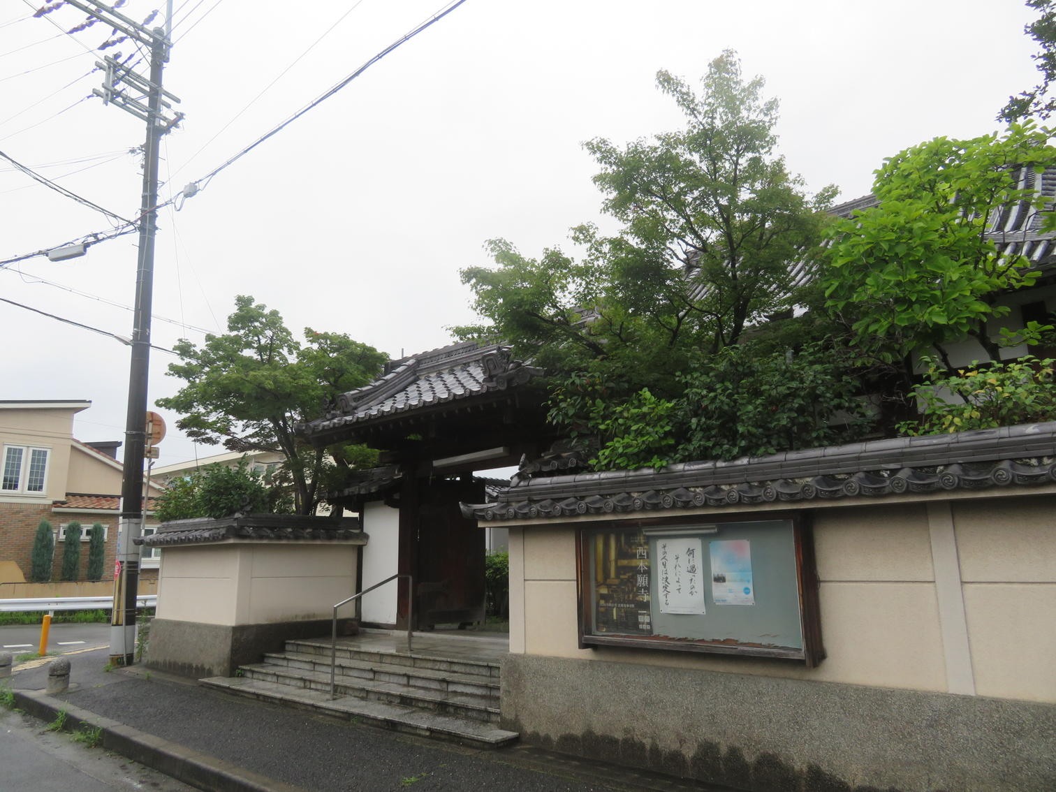 高槻市春日町にある西教寺の山門
