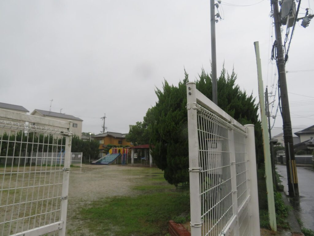 雨で人影のない島本町広瀬の公園と滑り台