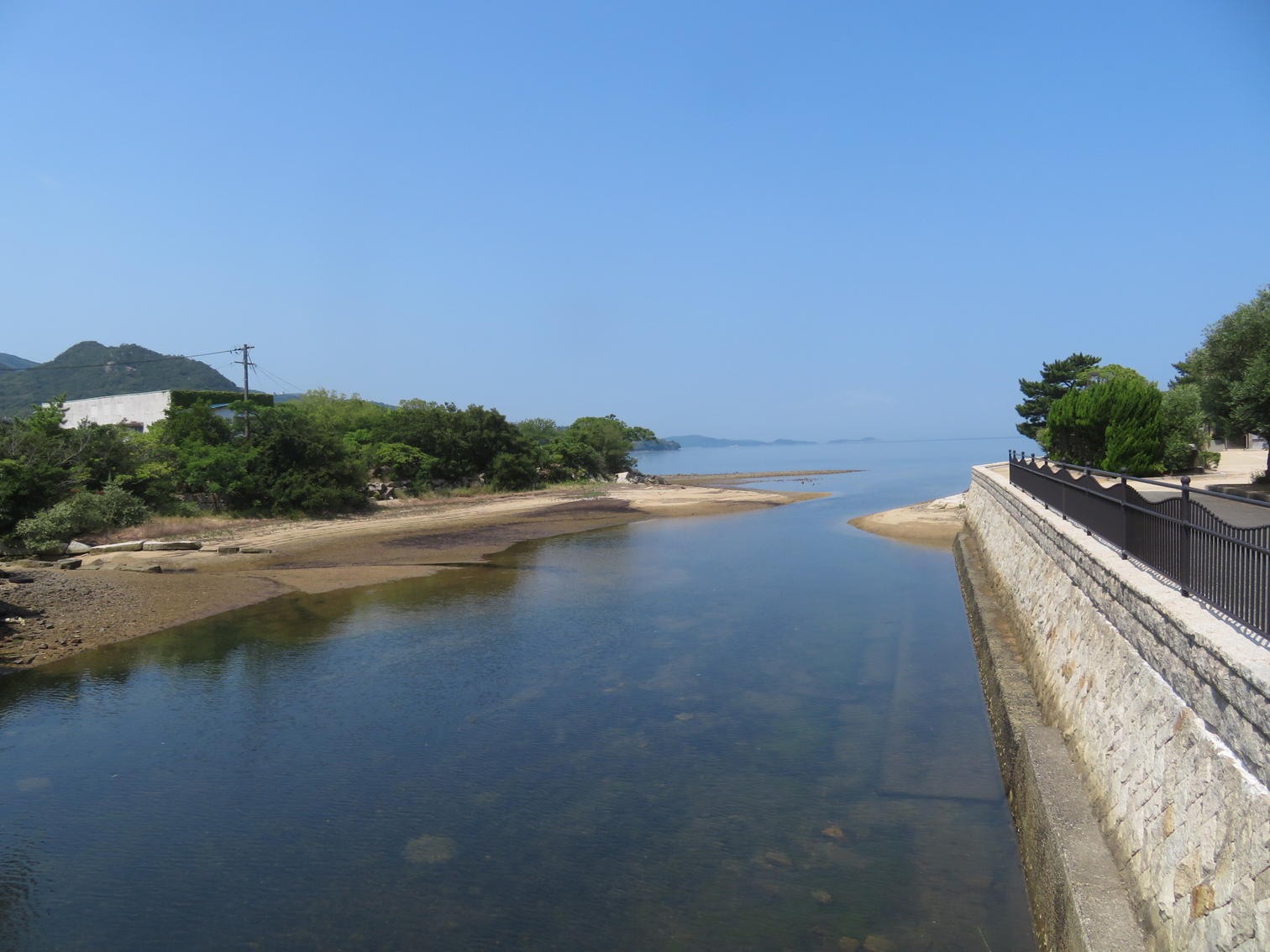 土庄町小海で川の水が瀬戸内海へ注ぐ海辺