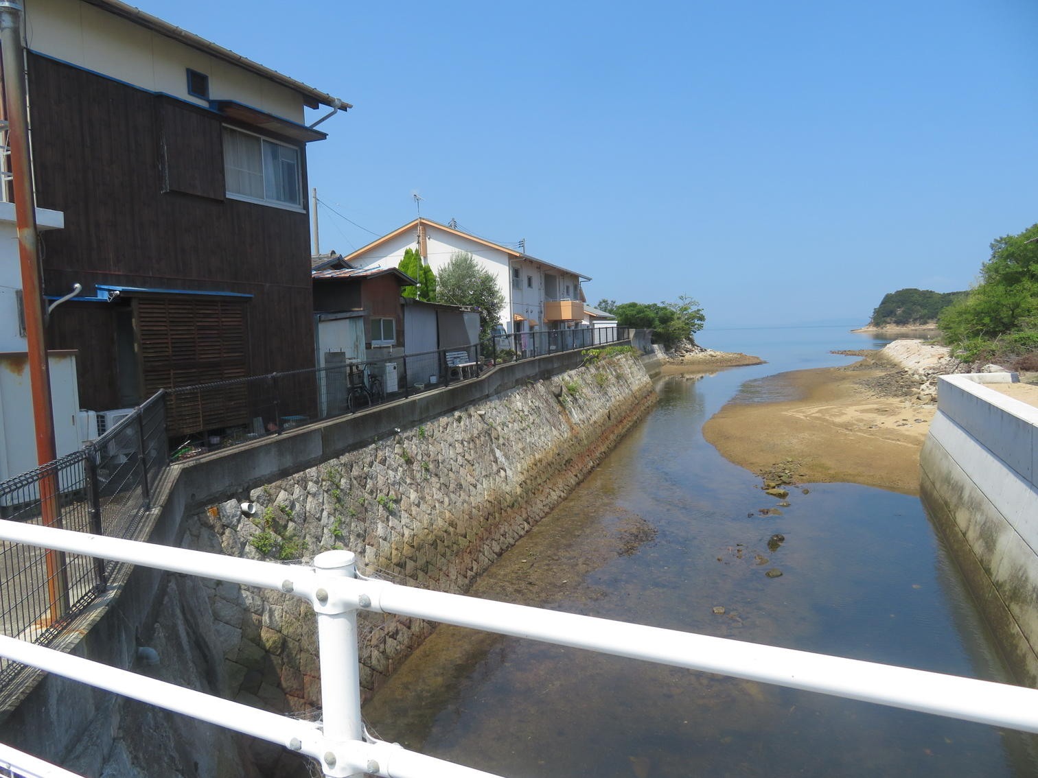 土庄町小海の住宅脇を流れて海へ注ぐ川
