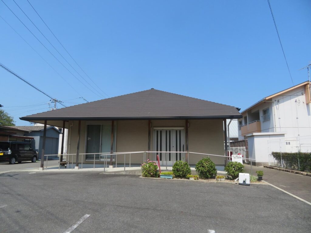 小海浜住宅に隣接するスロープ付きの平屋の集会施設