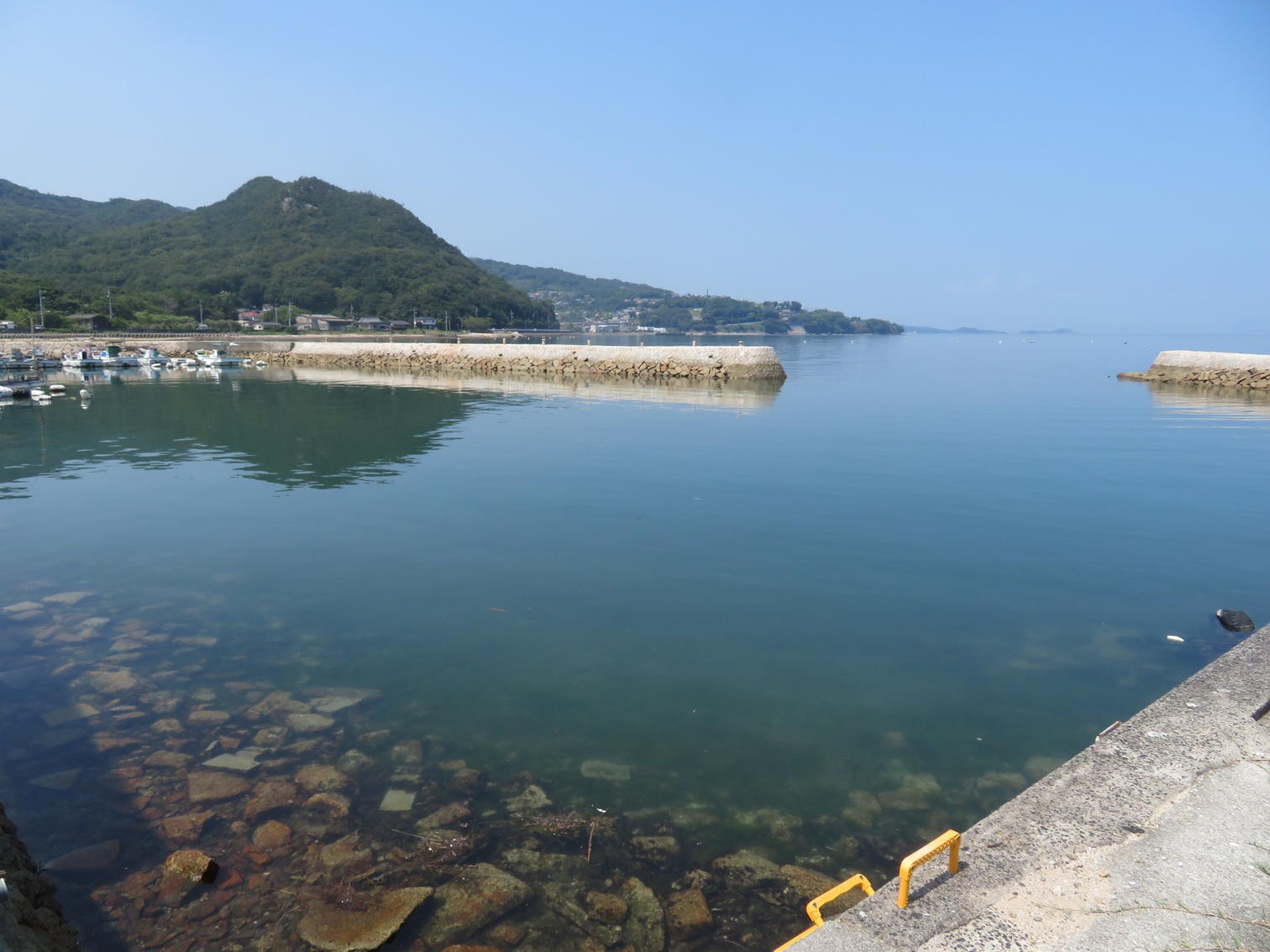 防波堤と山並みが見える土庄町小海の港