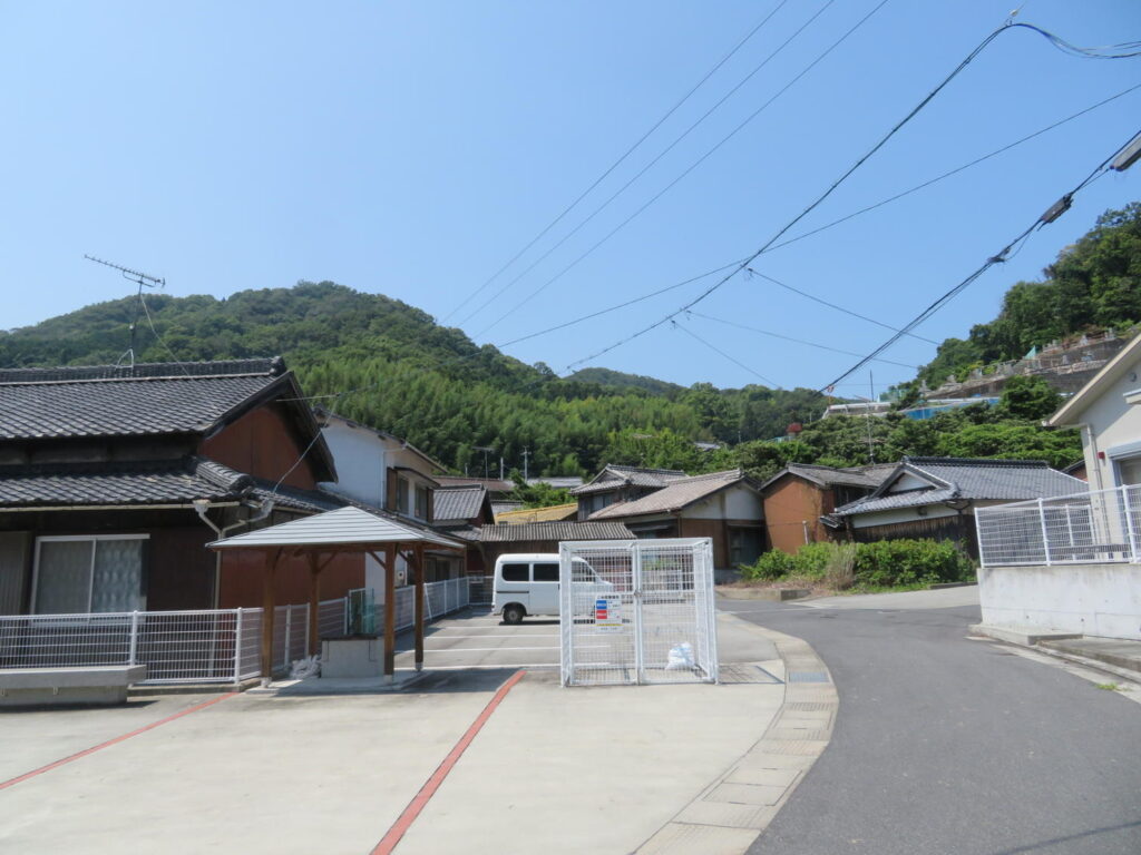 大部団地の住宅とごみ集積所