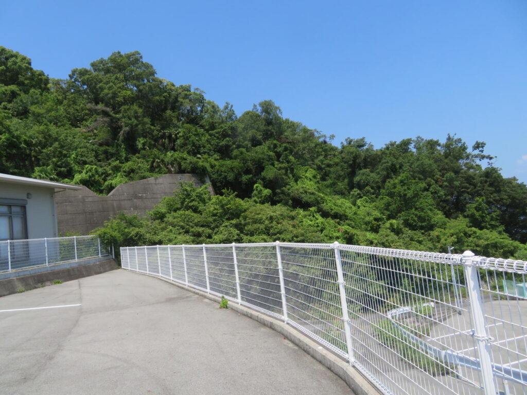斜面に整備された大部団地内の通路