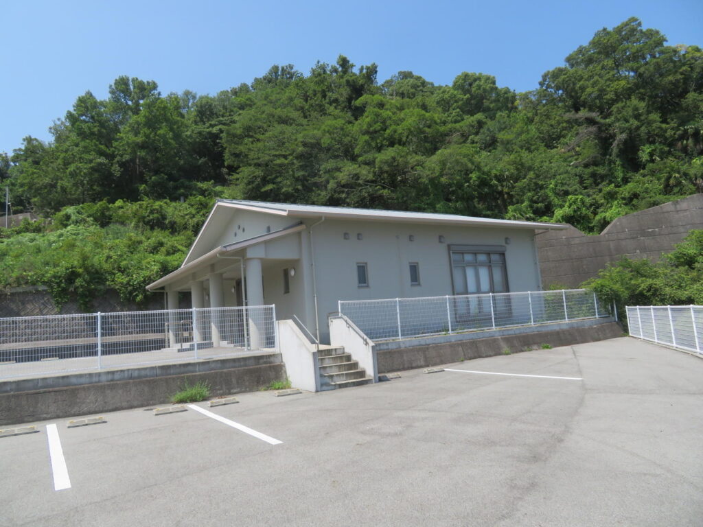 大部集会所の側面と駐車場