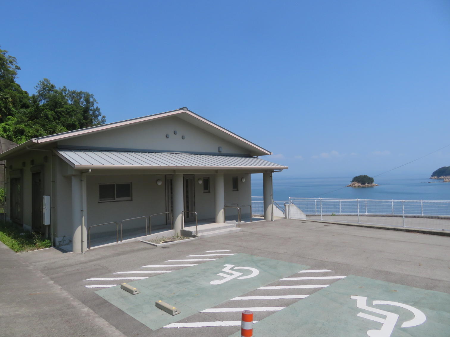 瀬戸内海を背に建つ大部集会所