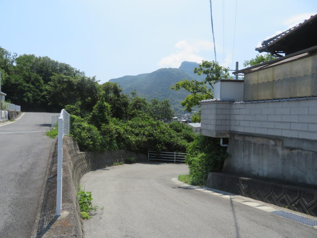 大部団地から海側へ下る道路