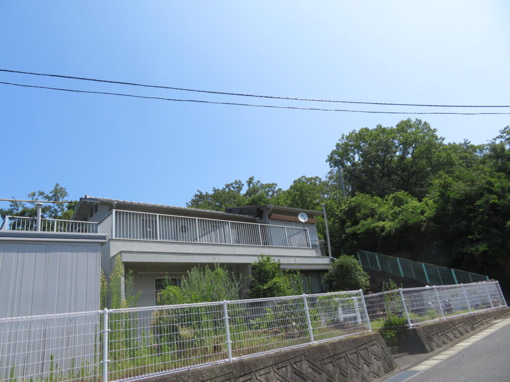 大部地区の既存建物と斜面
