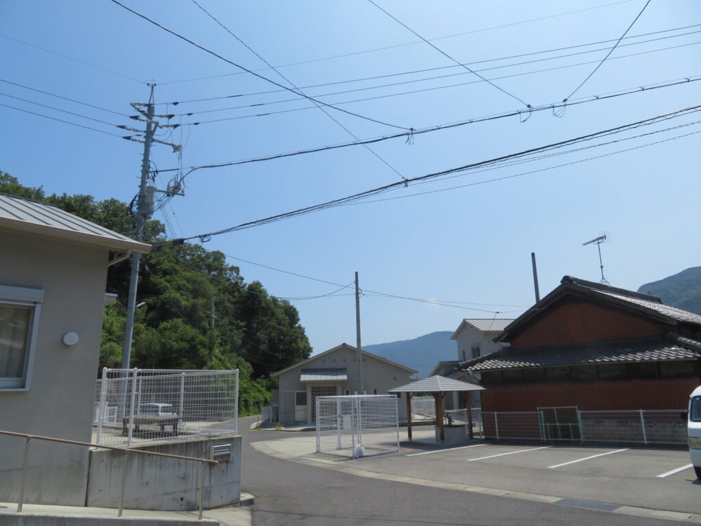 大部団地の東屋と住宅