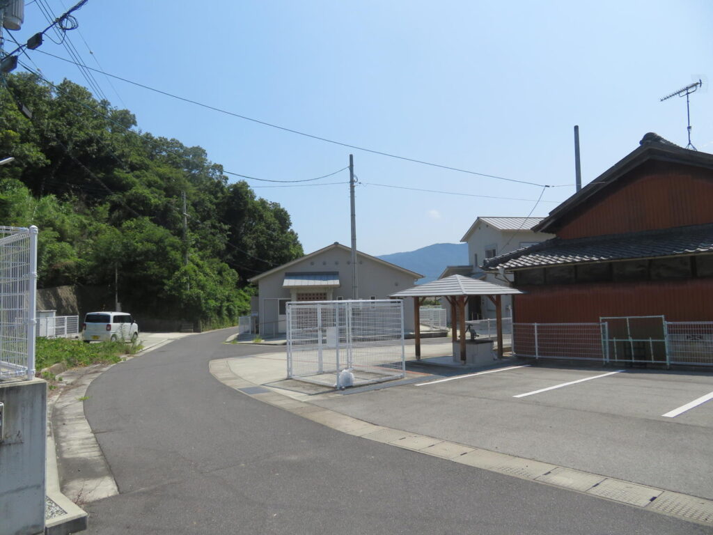 大部団地内の駐車場と東屋