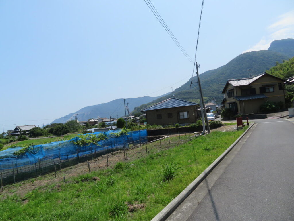 大部地区の畑と山側へ続く道