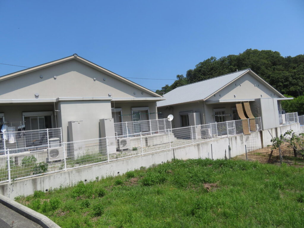 畑越しに見た大部団地
