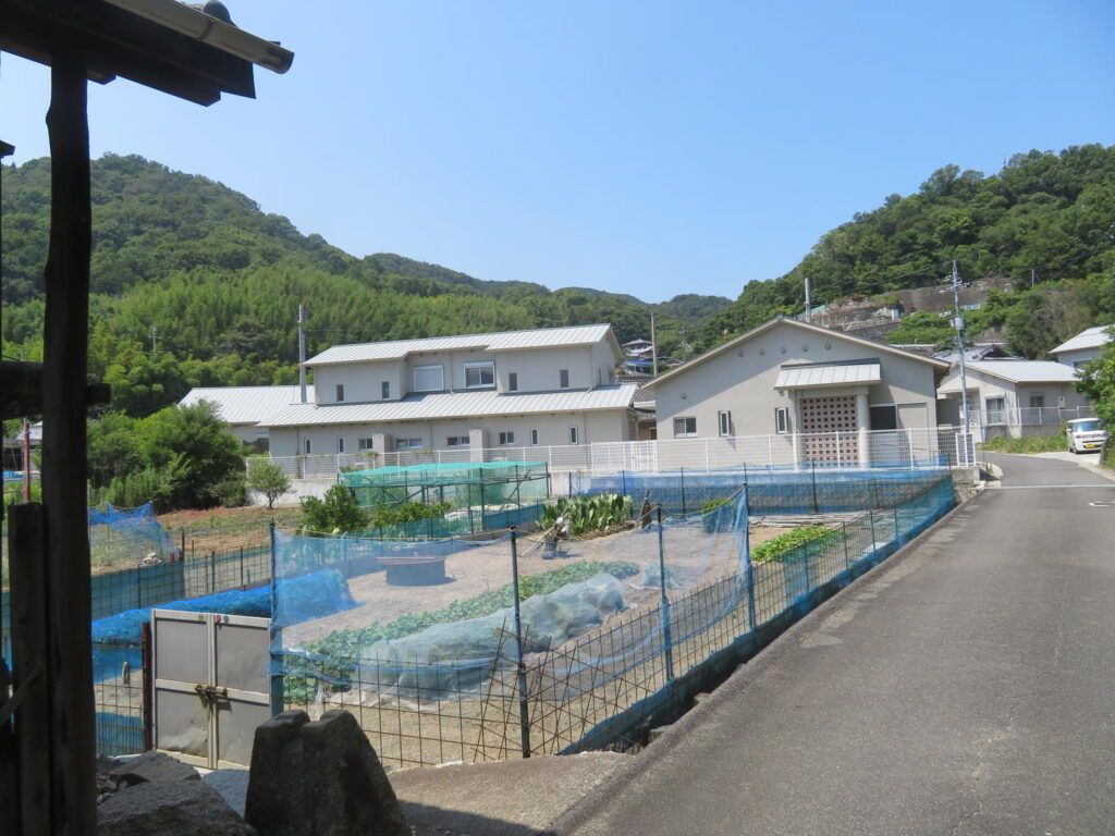 山側から見た大部団地と畑