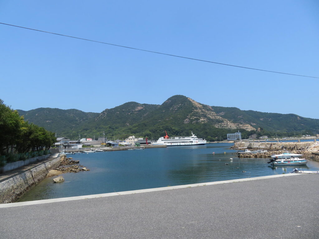 小豆島町福田の港と水路。奥にフェリーが停泊する