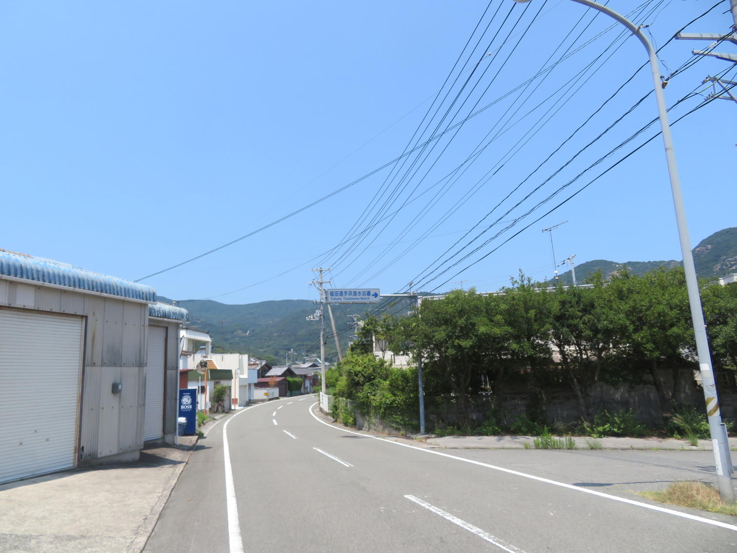 小豆島町福田の県道と集落の入口