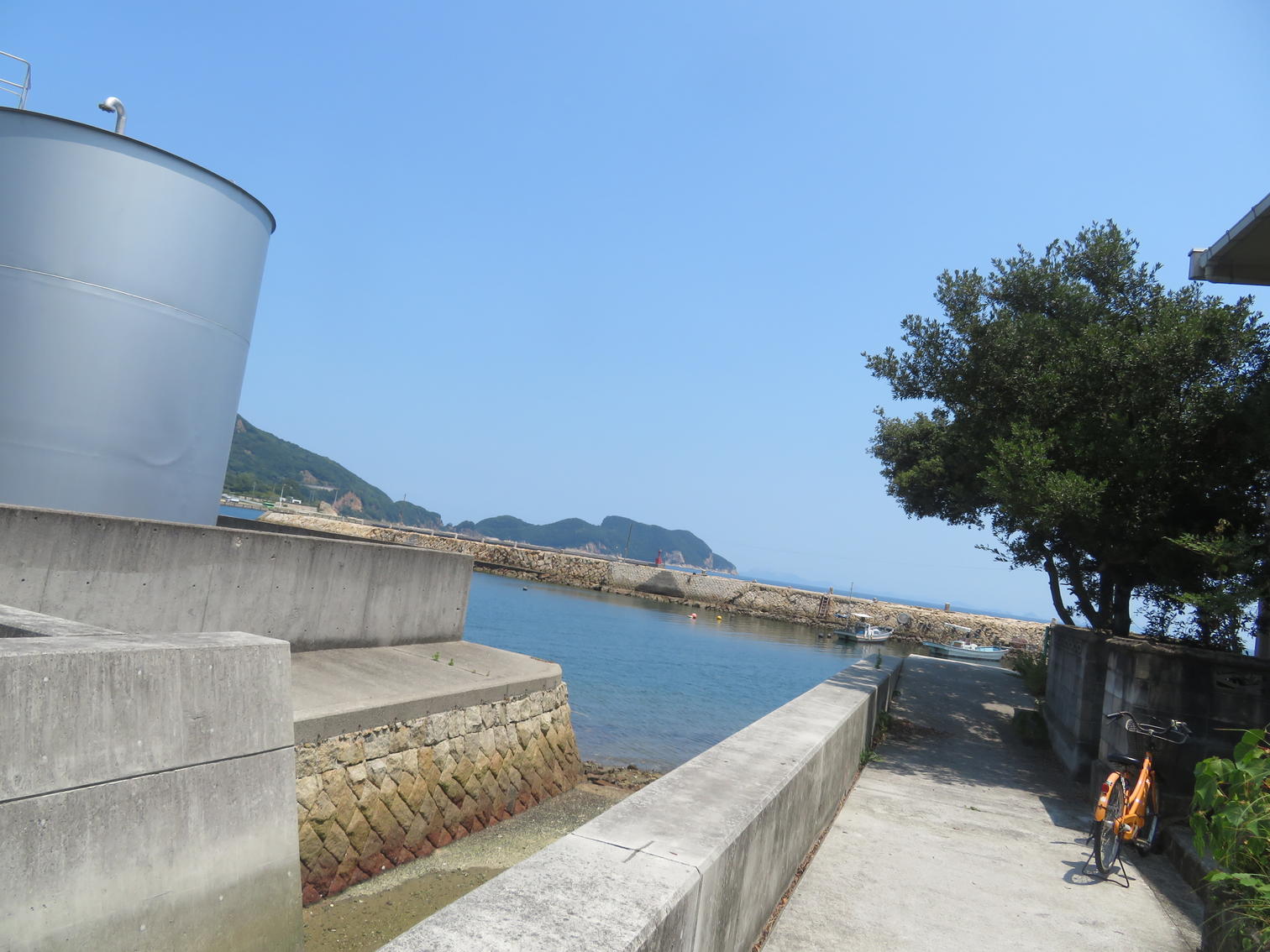 護岸から海へ降りる古い船揚げ場