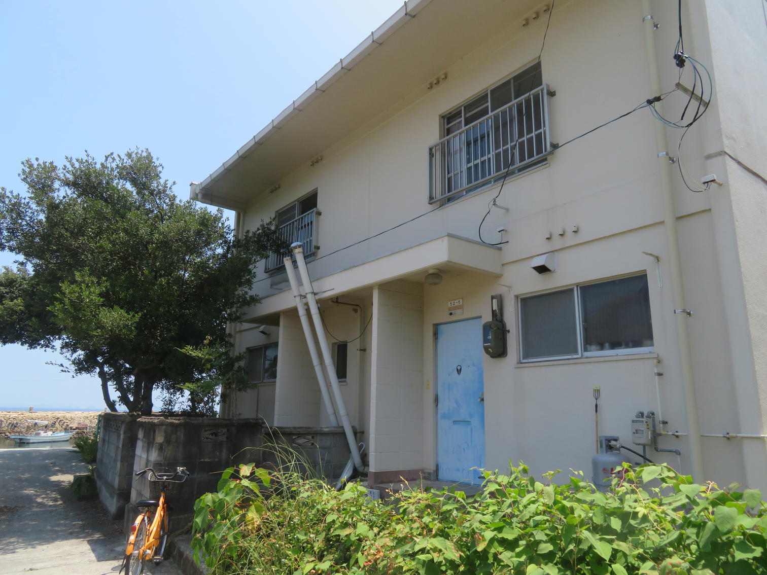 福田地区改良住宅とみられる白い2階建て住宅の正面