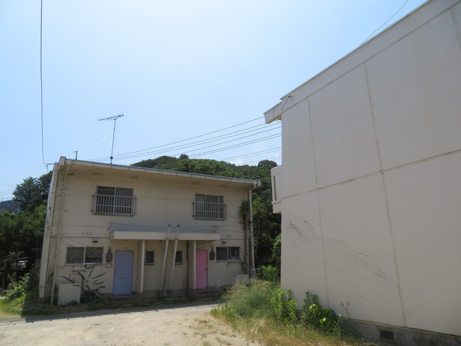 ドアの色だけが異なる2戸1棟の住宅
