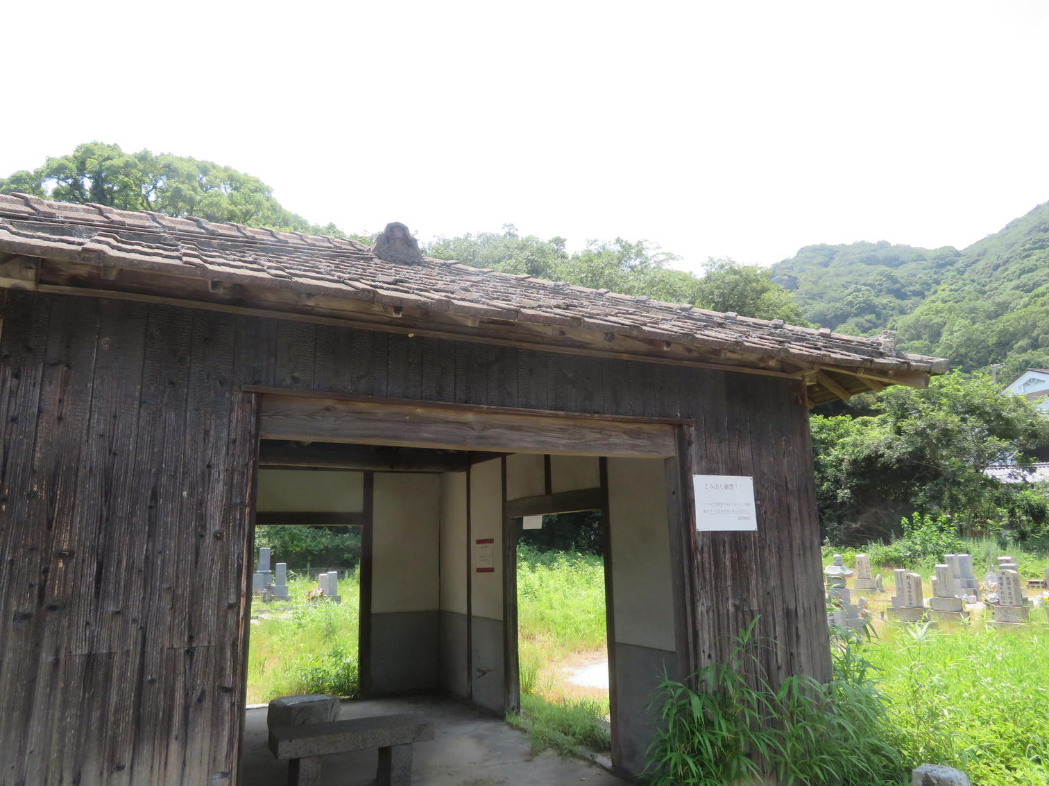 三昧墓地の入口に建つ木造の堂