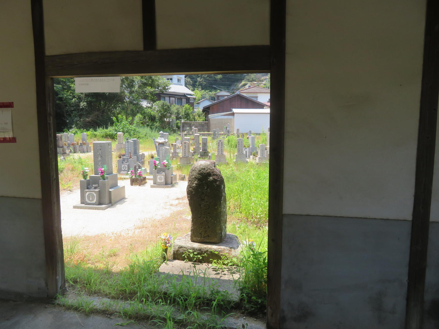 堂の内部に安置された石仏と外に広がる墓地