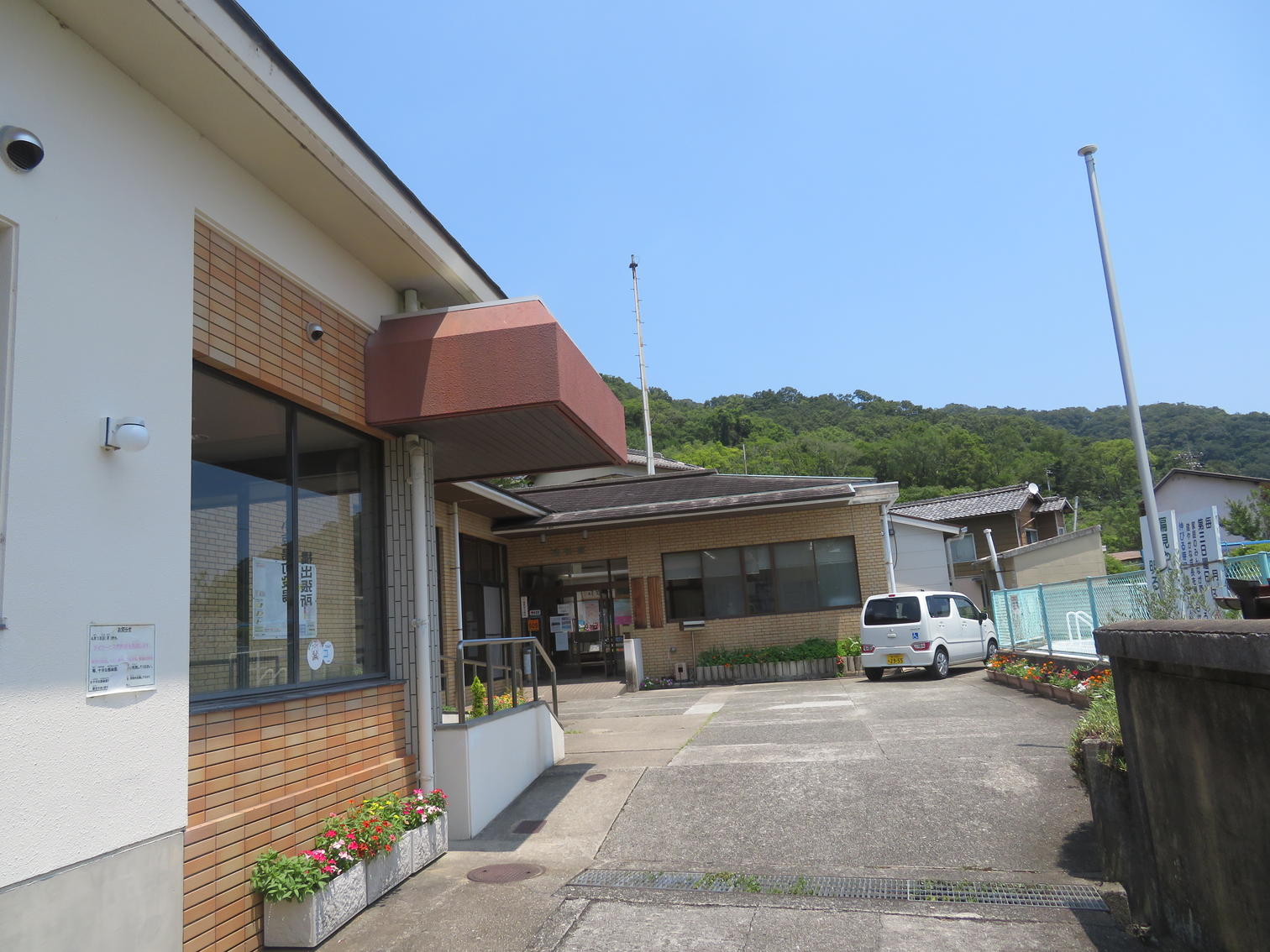 橘会館の入口と敷地