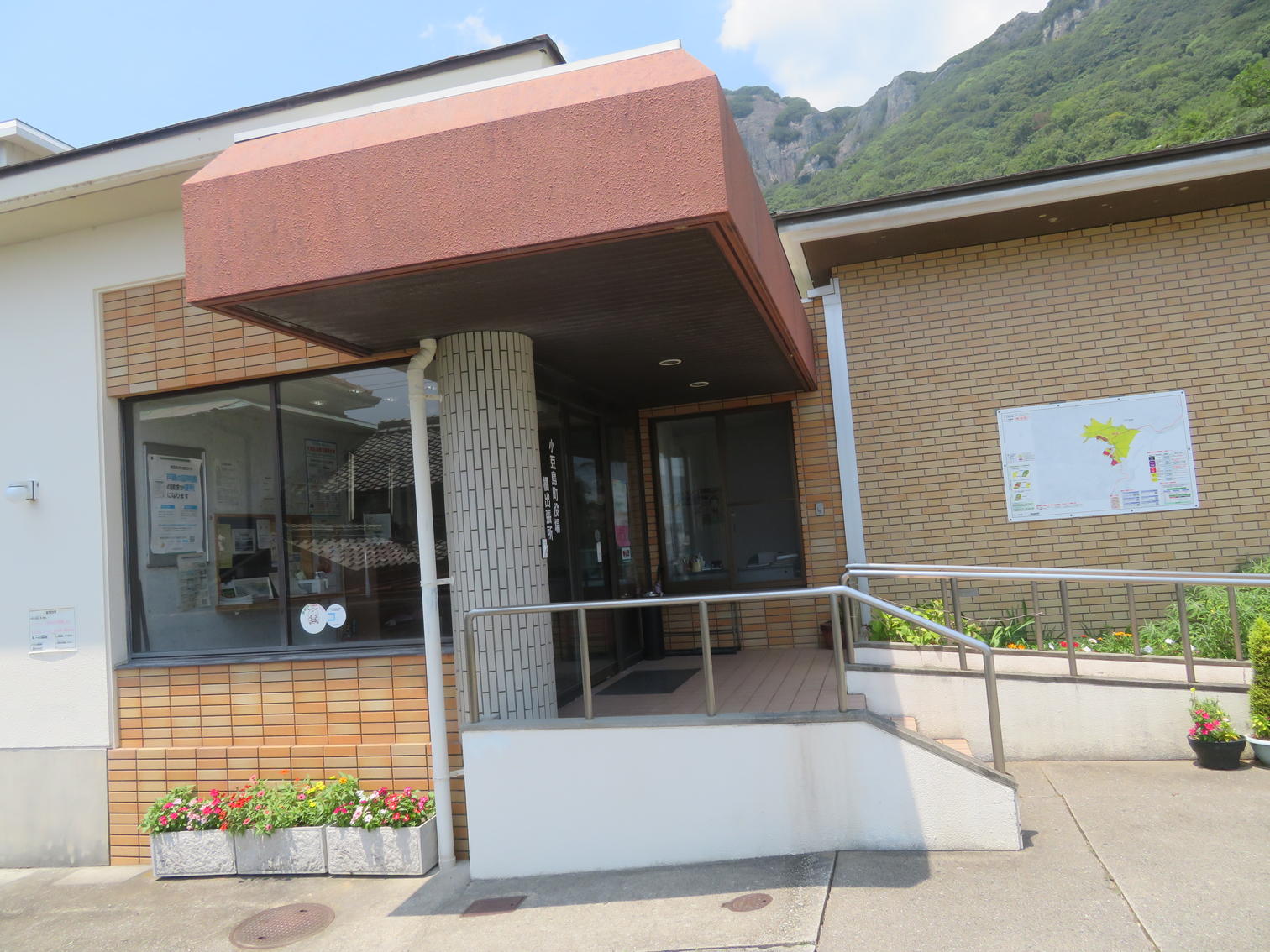 橘会館の正面玄関と土砂災害区域図