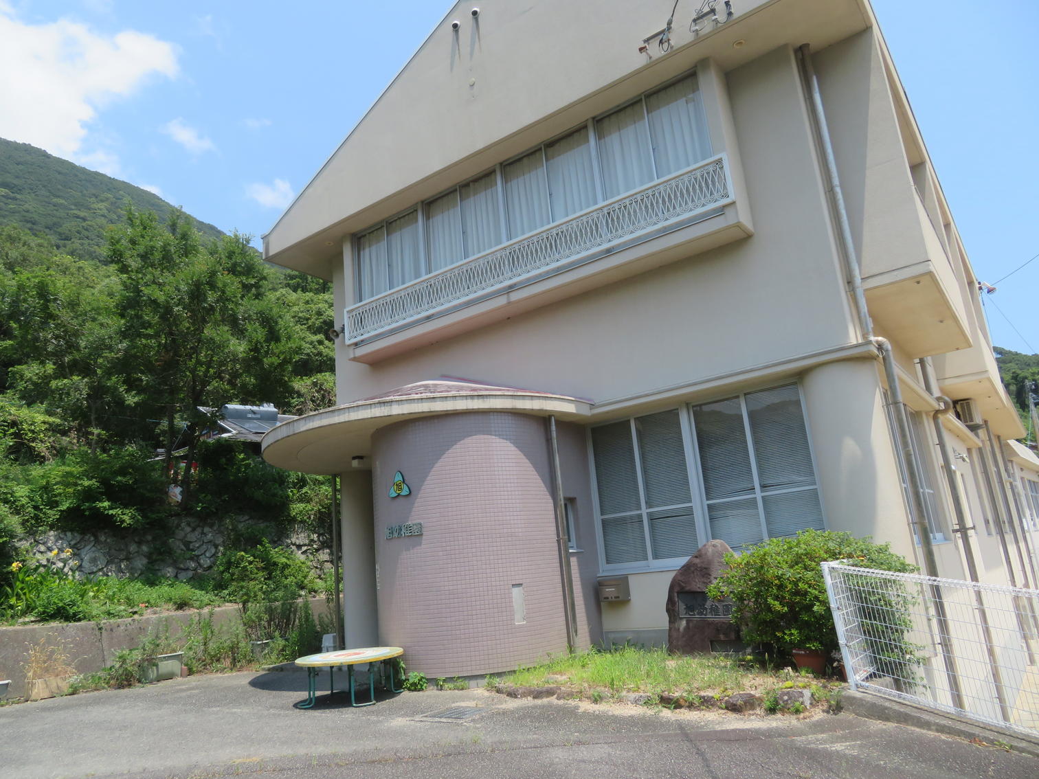 山際に建つ旭幼稚園の建物