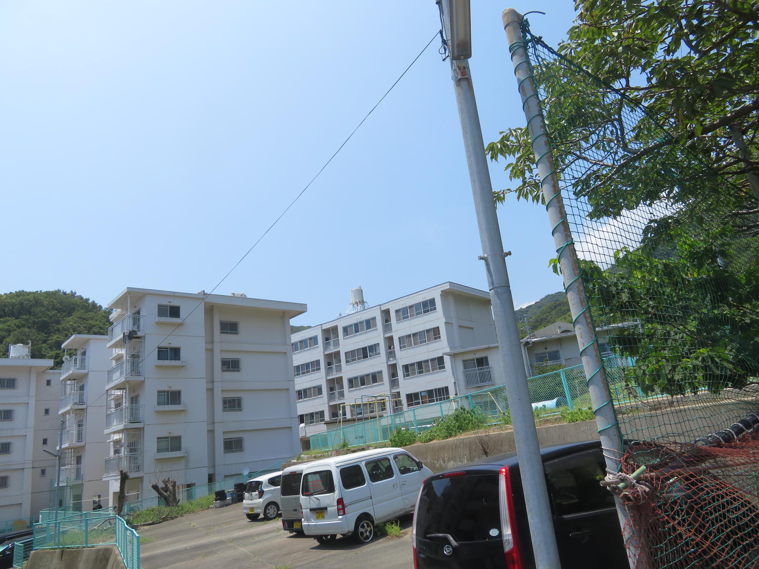 山裾に並ぶ白い町営住宅群