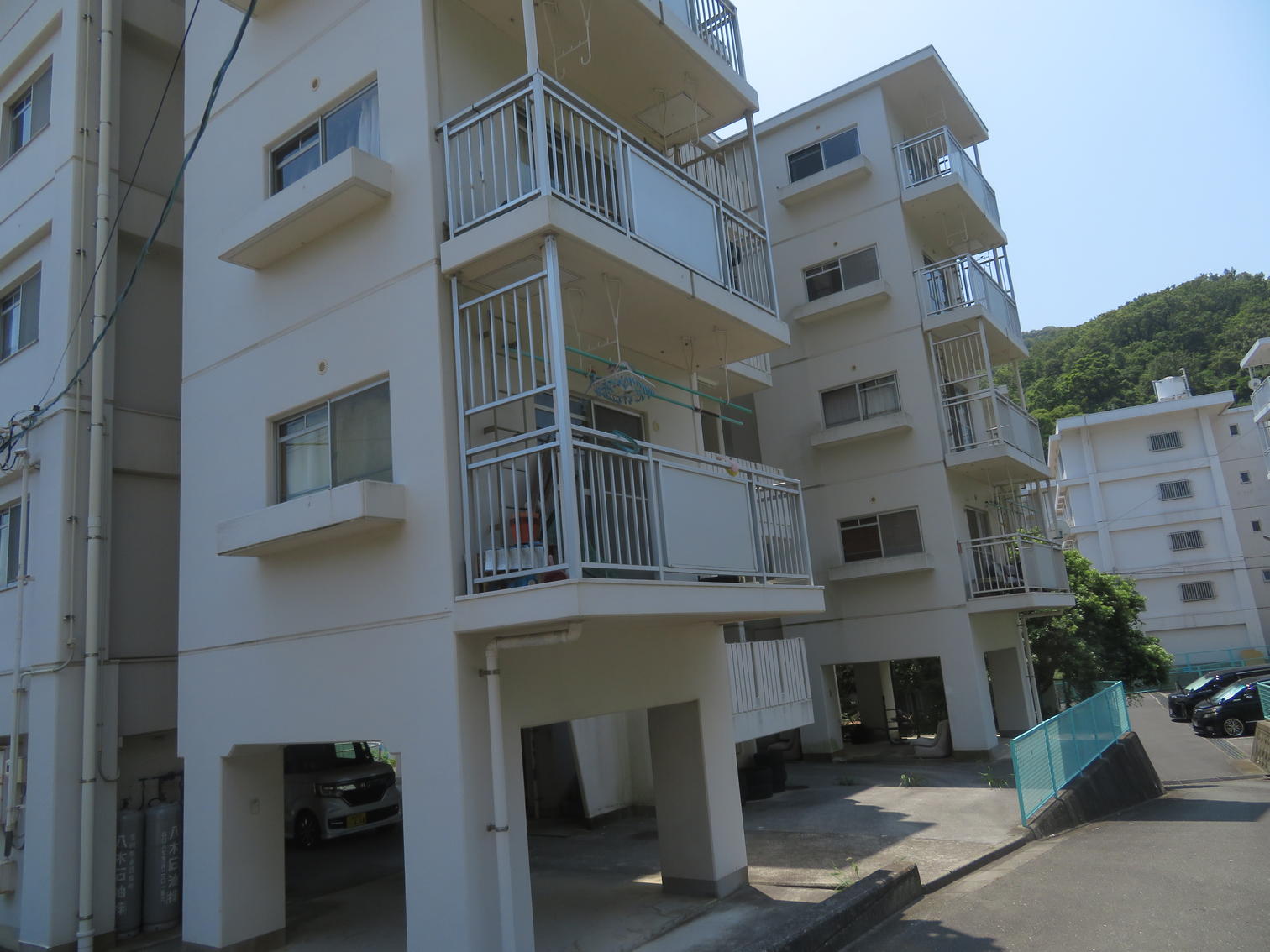 1階をピロティとした白い町営住宅の近景