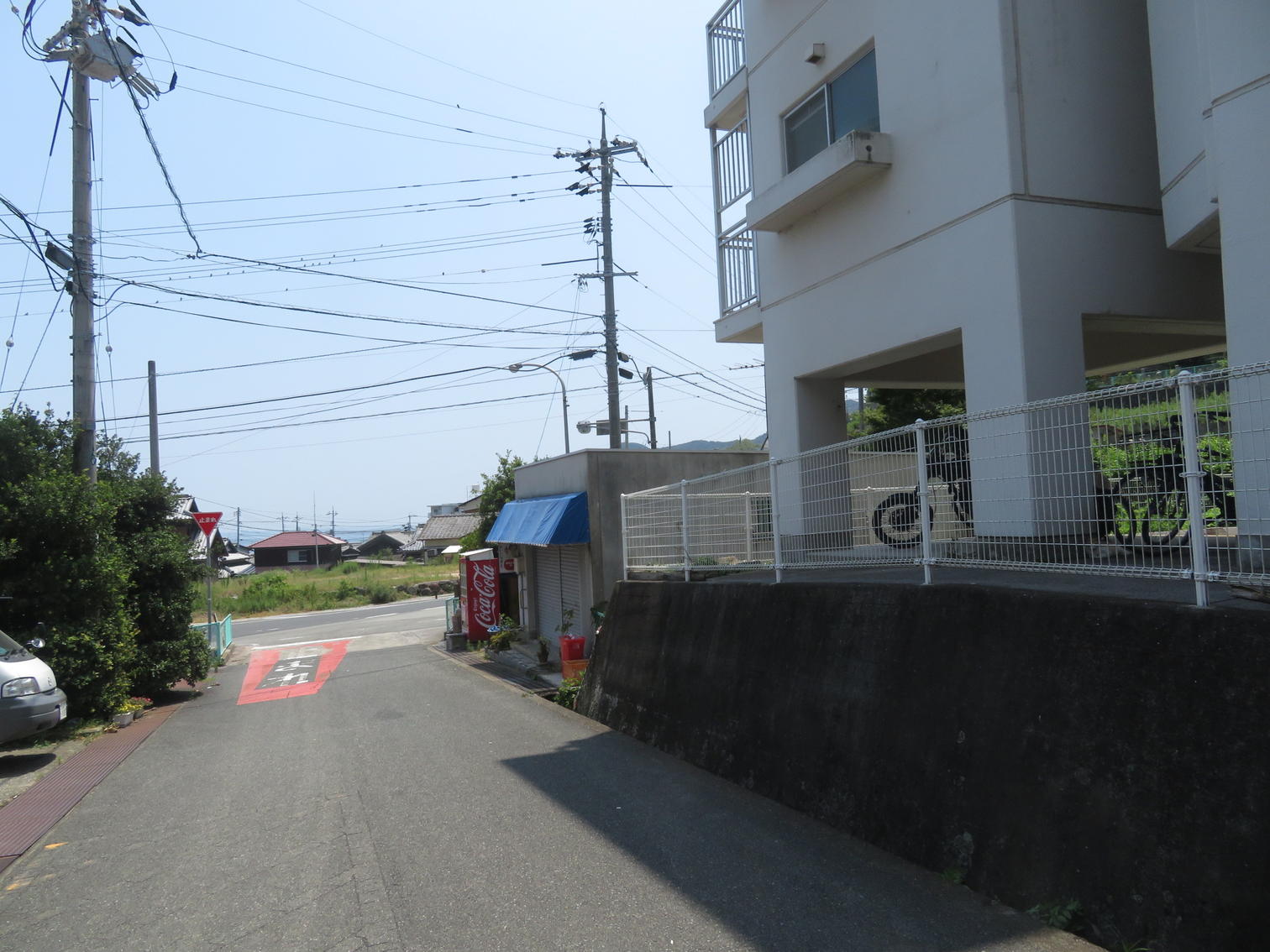町営住宅の脇を海側へ下る道
