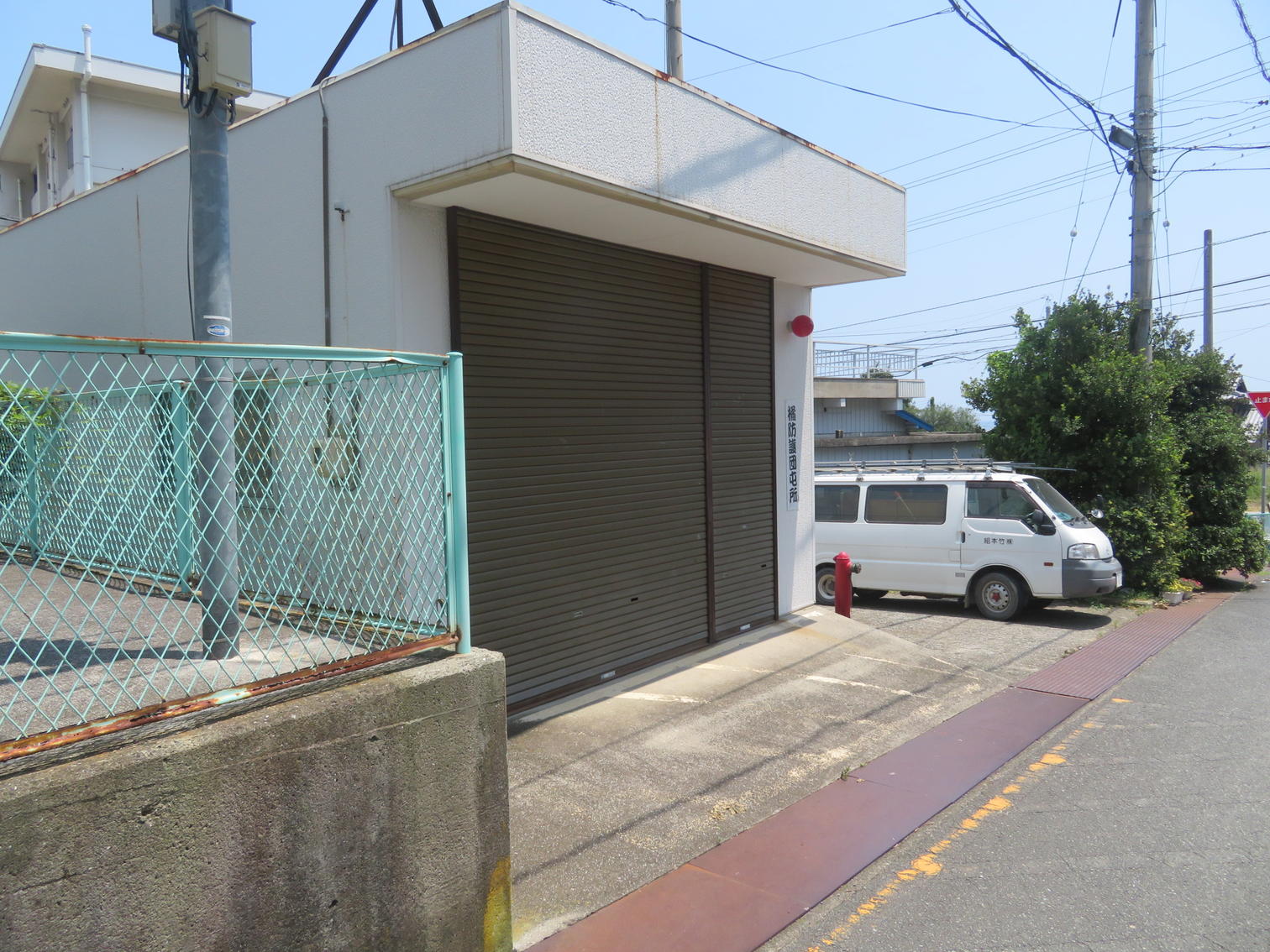 住宅脇のシャッター付き小建物