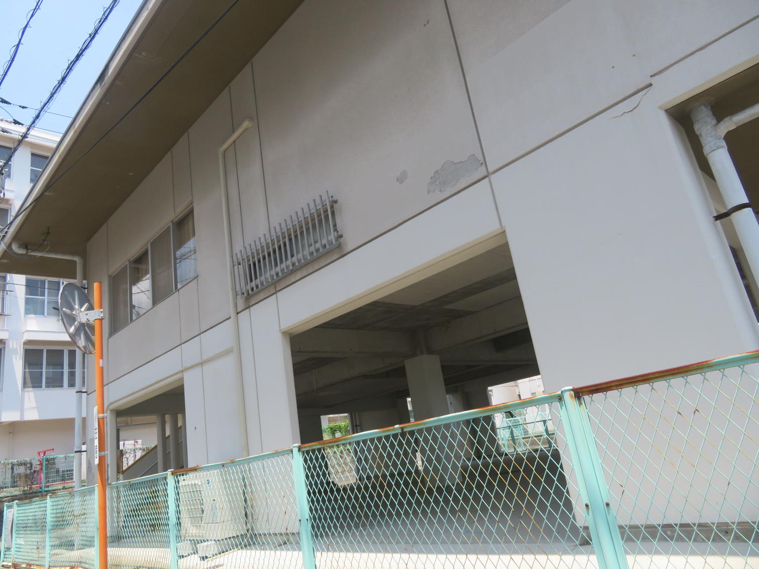町営住宅側面のピロティ部分
