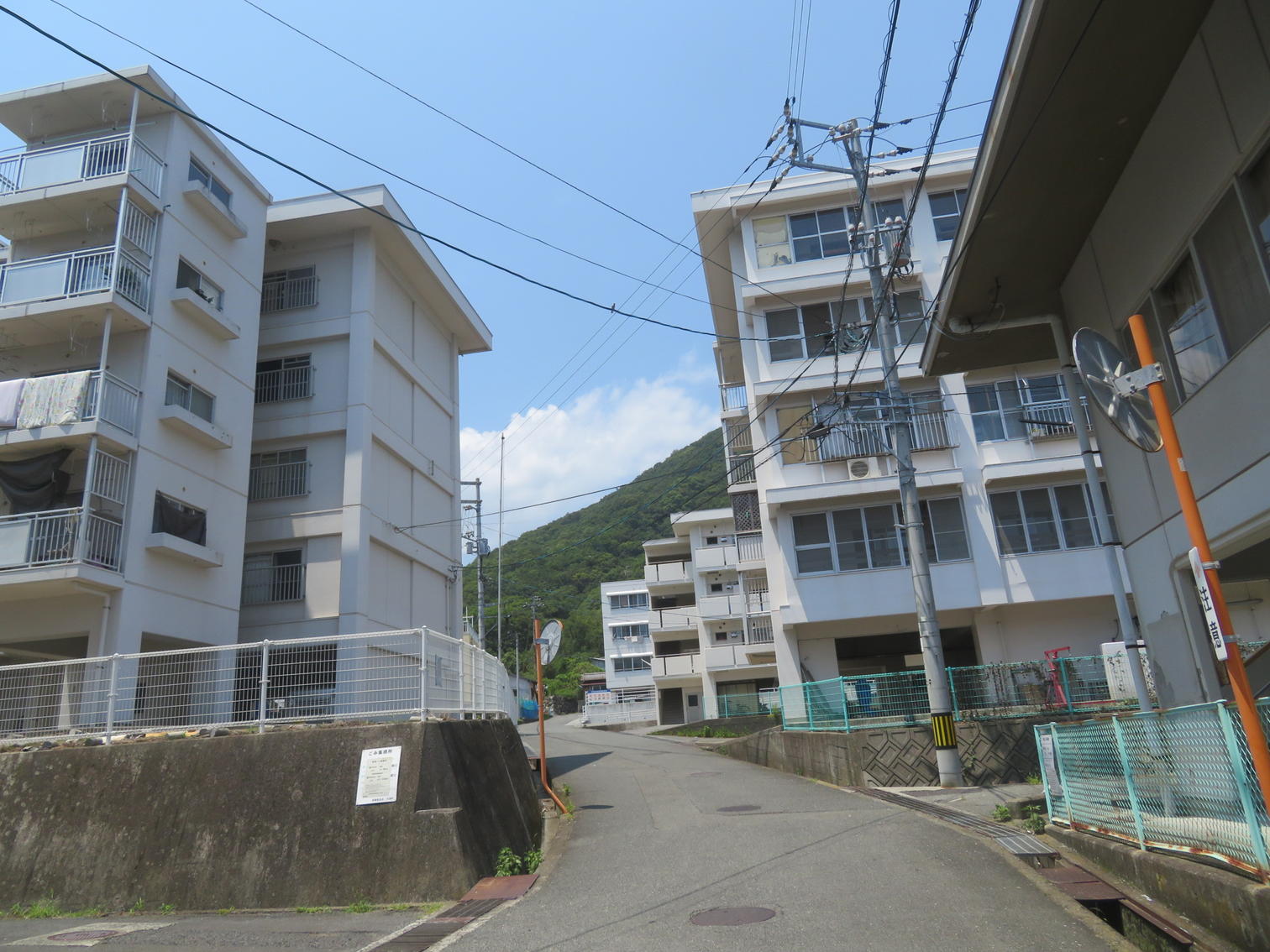 町営住宅の棟間を通る内部道路