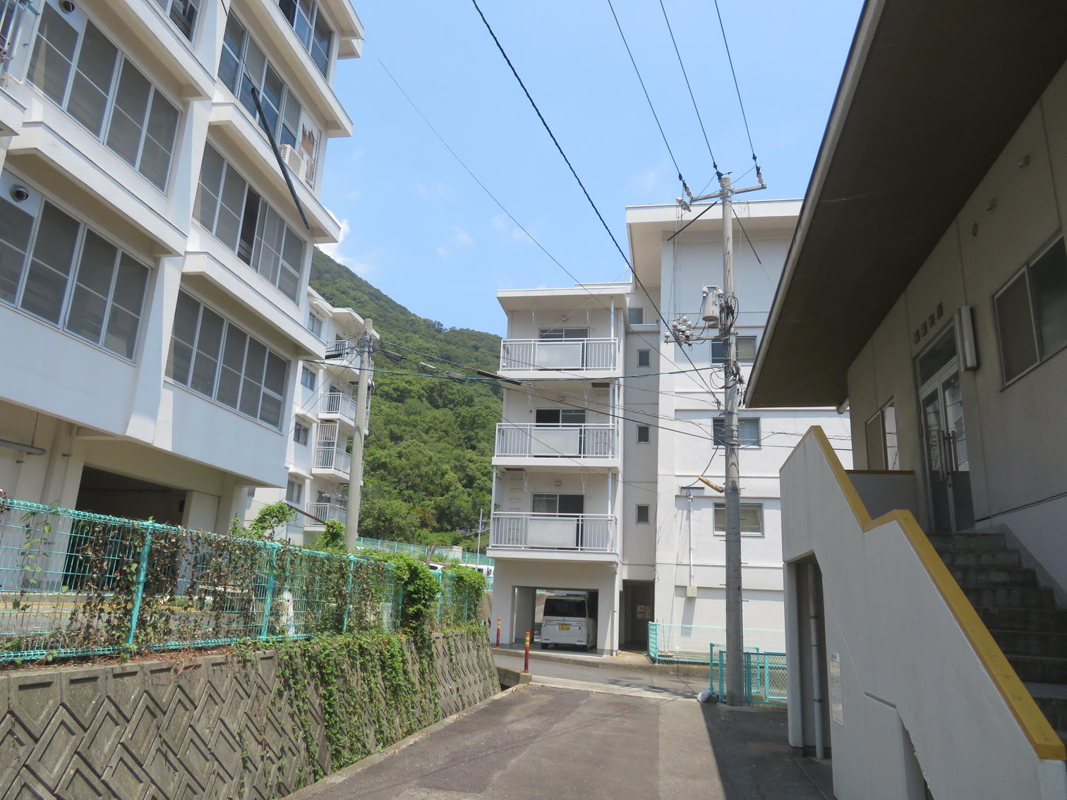町営住宅と低層建物の間の通路