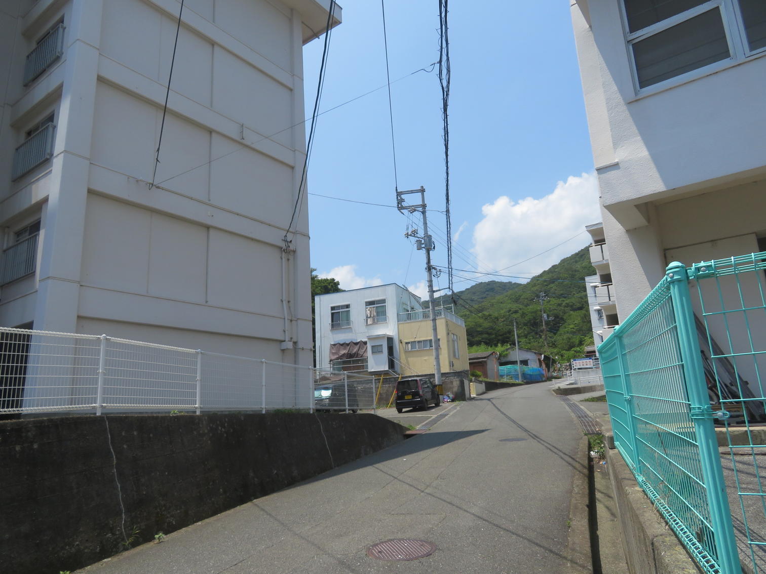 町営住宅群の奥へ続く狭い道