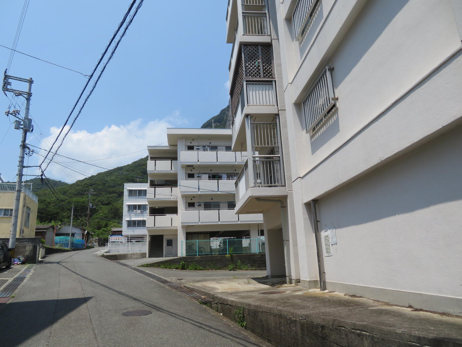 町営住宅の棟間から見える山