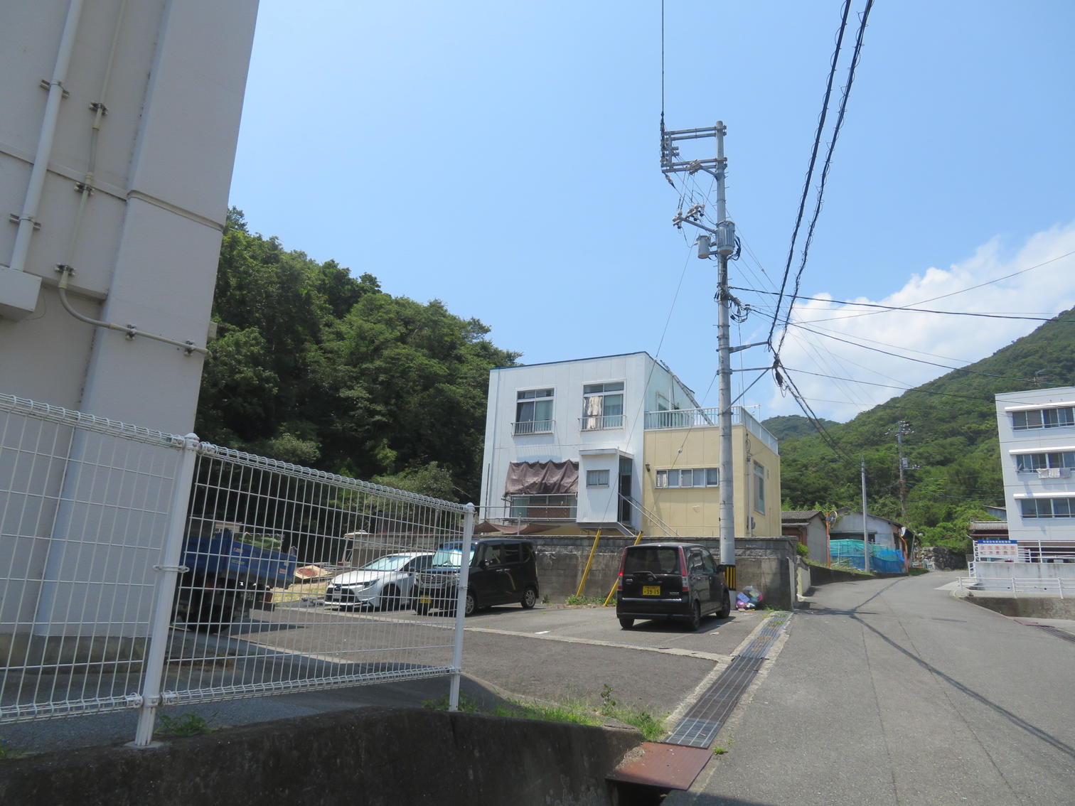 町営住宅群の奥にある二色の建物