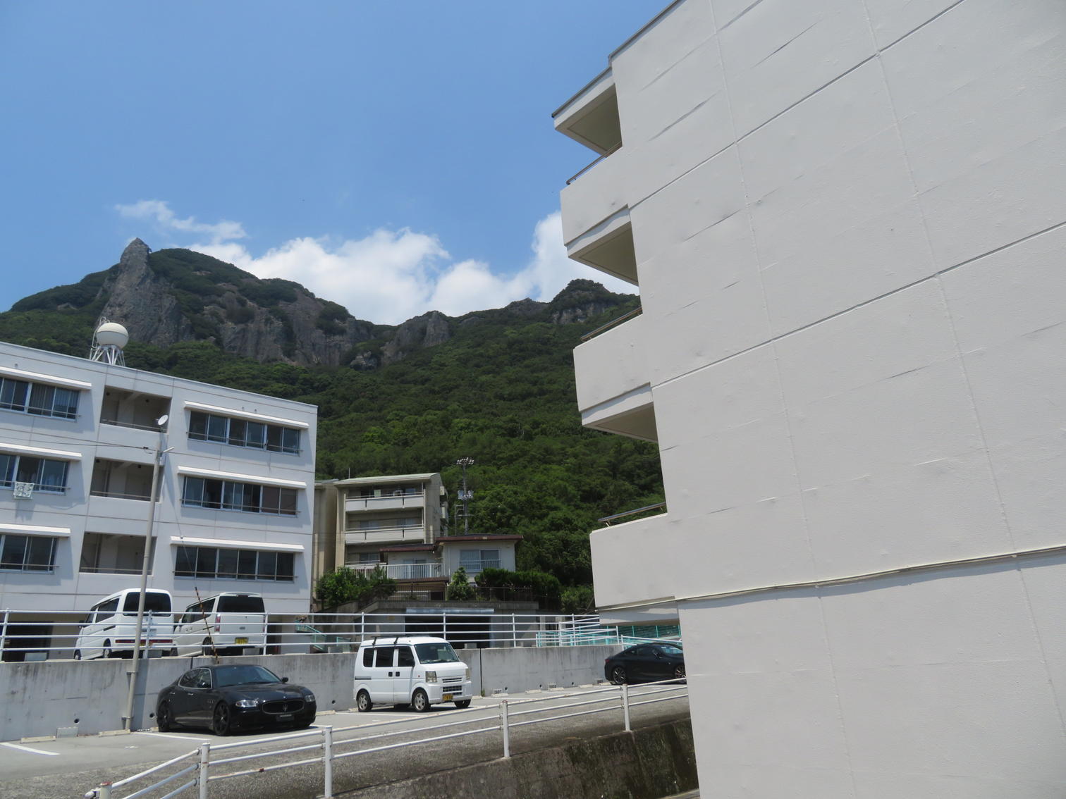 町営住宅の向こうに見える岩肌の山